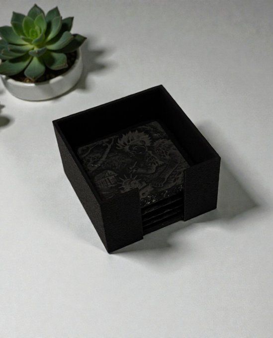 Lot de 4 dessous de verre en ardoise gravée – 10 × 10 cm