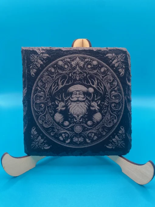 Lot de 4 dessous de verre en ardoise gravée – motif Noël Père Noël & rennes – 10 × 10 cm