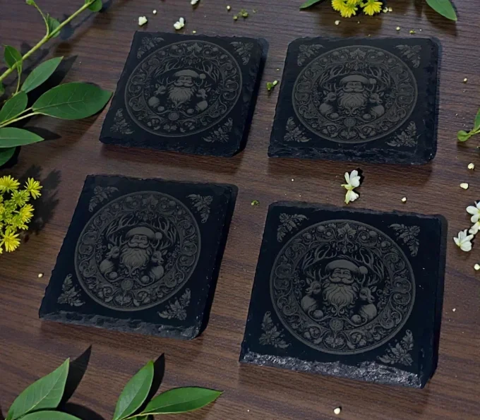 Lot de 4 dessous de verre en ardoise gravée – motif Noël Père Noël & rennes – 10 × 10 cm
