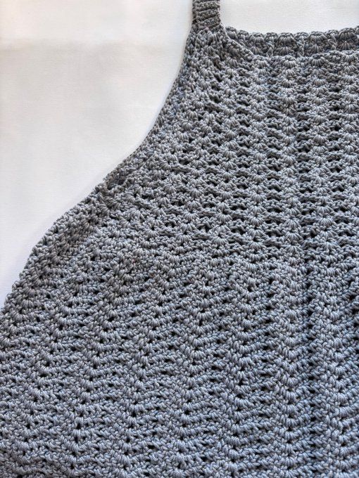 Top crocheté évasé gris perle, maille ajourée