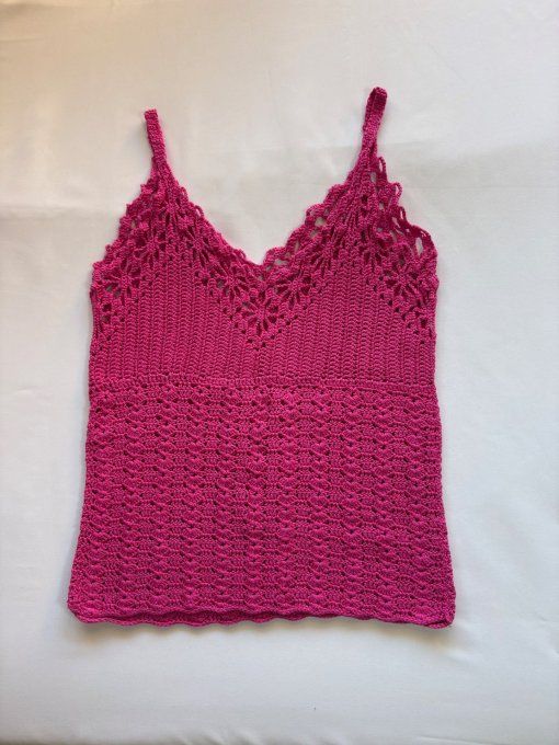 Débardeur crochet fait main rose fuchsia, motif ajouré