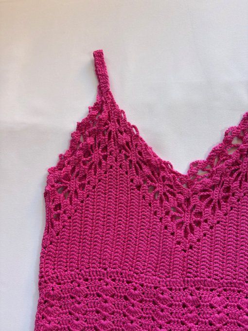 Débardeur crochet fait main rose fuchsia, motif ajouré