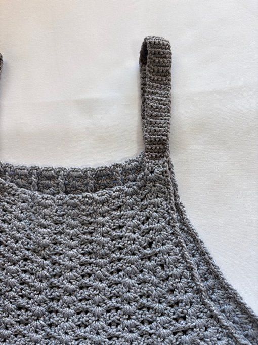 Top crocheté évasé gris perle, maille ajourée