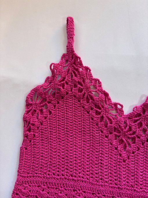 Débardeur crochet fait main rose fuchsia, motif ajouré