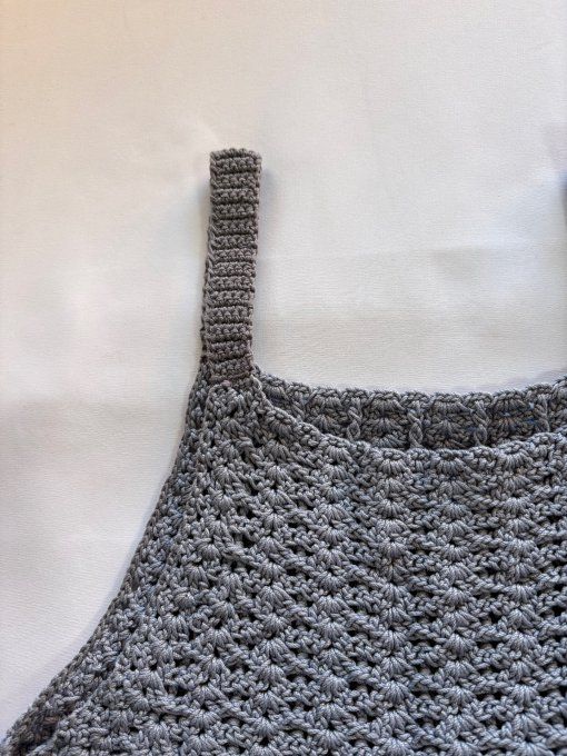 Top crocheté évasé gris perle, maille ajourée