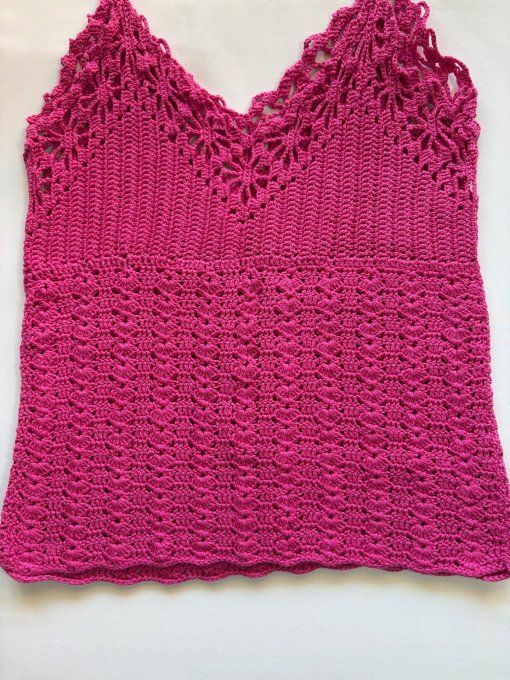 Débardeur crochet fait main rose fuchsia, motif ajouré
