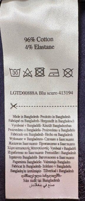 Détail de l’étiquette de composition et d’entretien du legging Terranova bleu marine