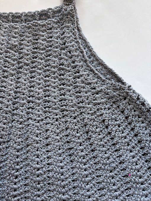 Top crocheté évasé gris perle, maille ajourée