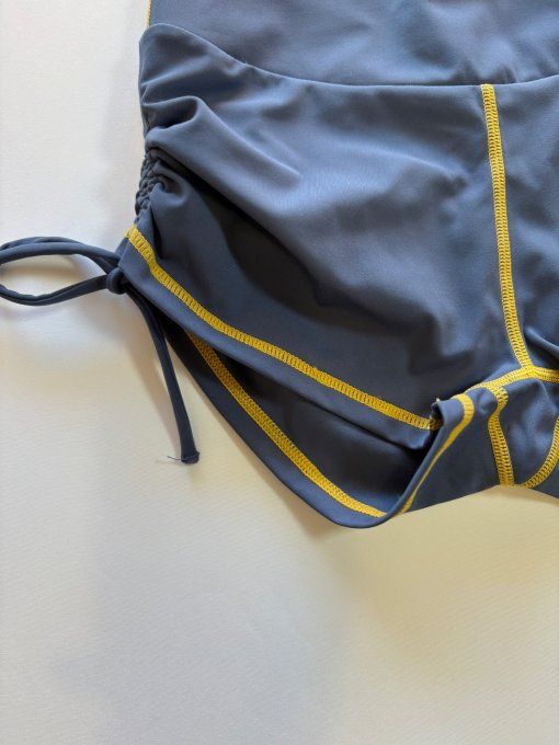 Détail côté gauche short bleu Musesonly One avec lien de serrage