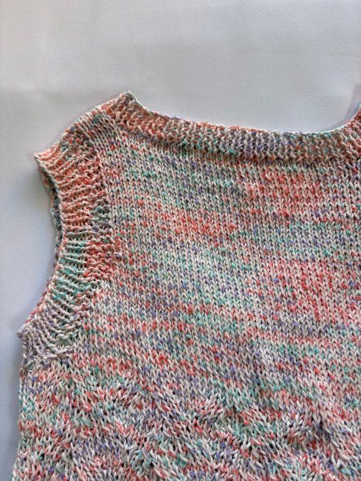 Débardeur maille pastel chinée, col V et coupe droite