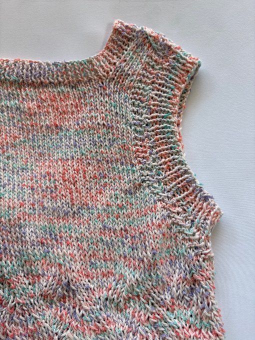 Débardeur maille pastel chinée, col V et coupe droite