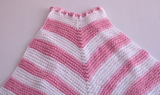 Top triangle tricoté rose & écru, motif chevrons