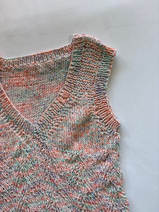 Débardeur maille pastel chinée, col V et coupe droite