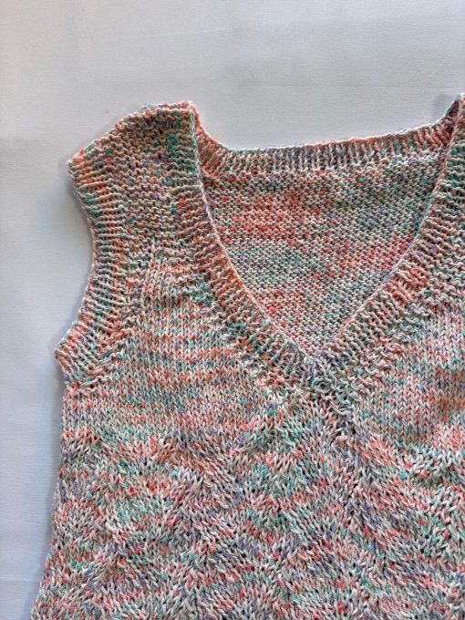 Débardeur maille pastel chinée, col V et coupe droite