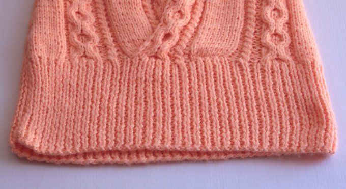 Débardeur tricot sans manches col V torsadé abricot