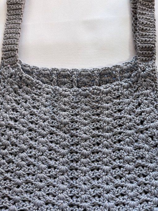 Top crocheté évasé gris perle, maille ajourée