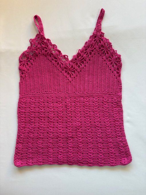 Débardeur crochet fait main rose fuchsia, motif ajouré