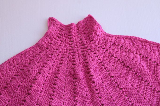 Top triangle tricoté fuchsia, maille ajourée ajustable