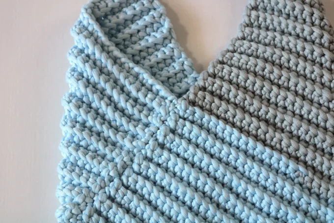 Sac porté épaule en crochet bleu pastel et gris fait main