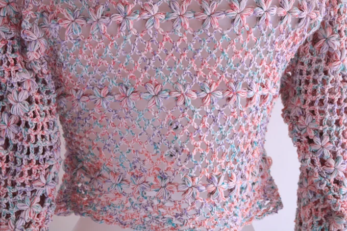 Pull crochet multicolore pastel ajouré, manches bouffantes