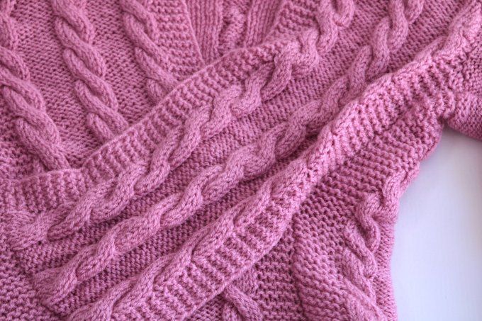 Ensemble jupe + pull torsadée rose poudré, maille raffinée