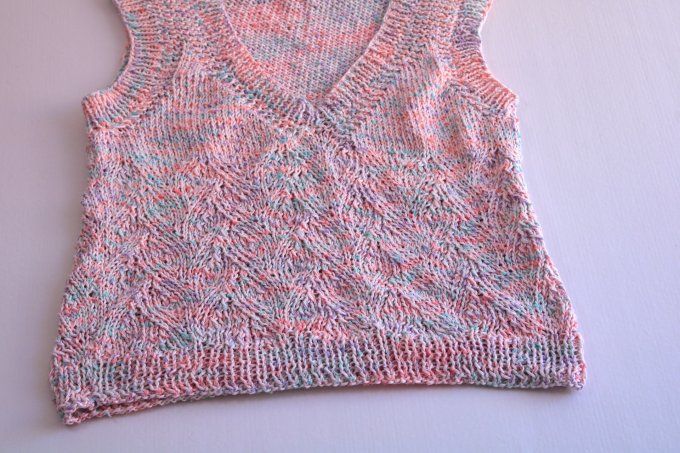 Débardeur maille pastel chinée, col V et coupe droite