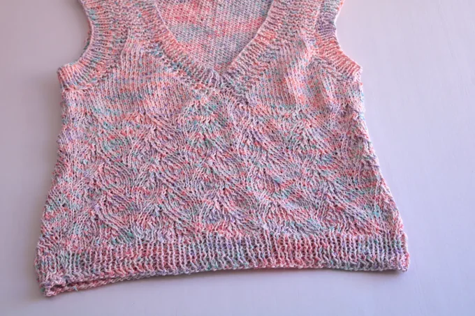 Débardeur maille pastel chinée, col V et coupe droite