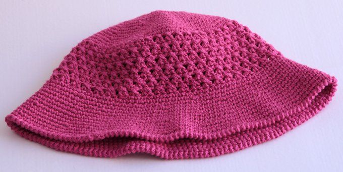 Bob au crochet fait main rose fuchsia, maille ajourée