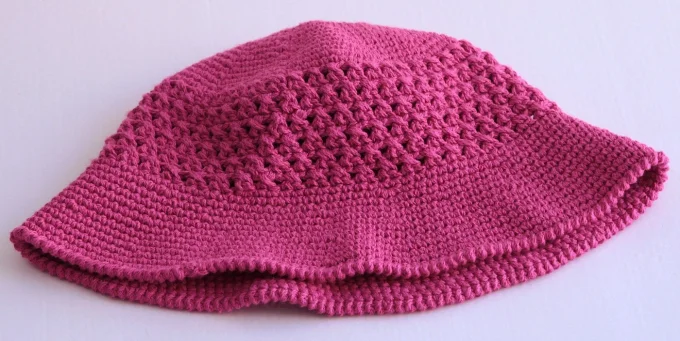 Bob au crochet rose fuchsia fait main, maille ajourée – 58 à 60 cm