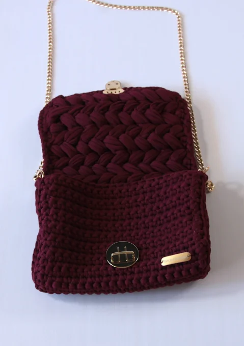 Sac bandoulière au crochet vin rouge fait main – chaîne dorée