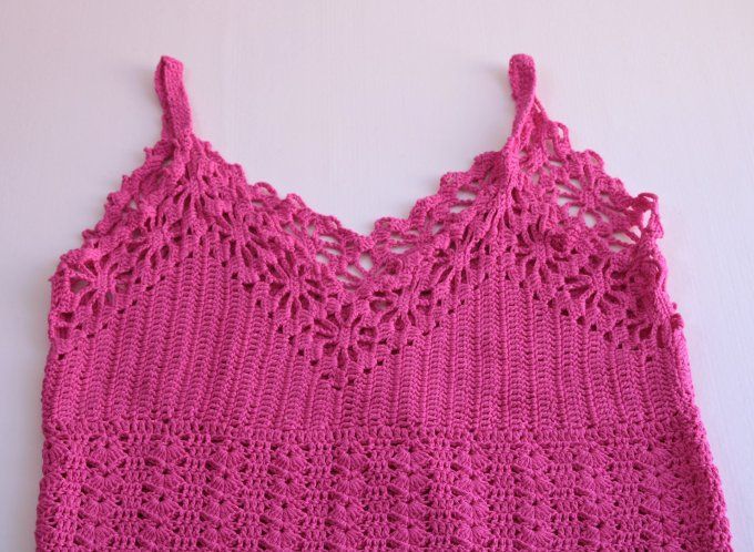Débardeur crochet fait main rose fuchsia, motif ajouré