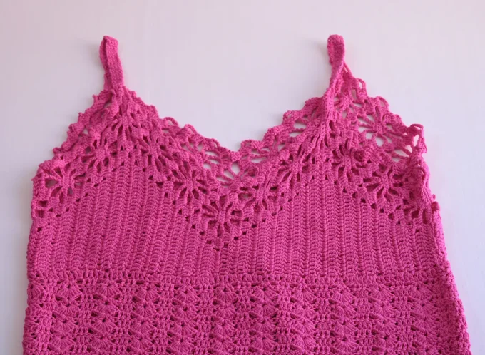 Débardeur crochet fait main rose fuchsia, motif ajouré