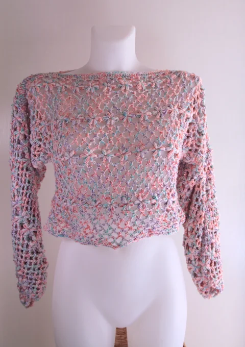 Pull crochet multicolore pastel ajouré, manches bouffantes