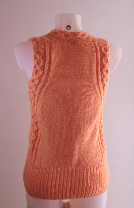 Débardeur tricot sans manches col V torsadé abricot