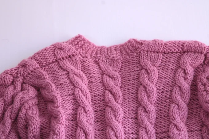 Ensemble jupe + pull torsadée rose poudré, maille raffinée