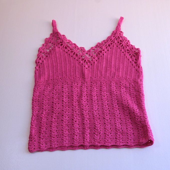 Débardeur crochet fait main rose fuchsia, motif ajouré