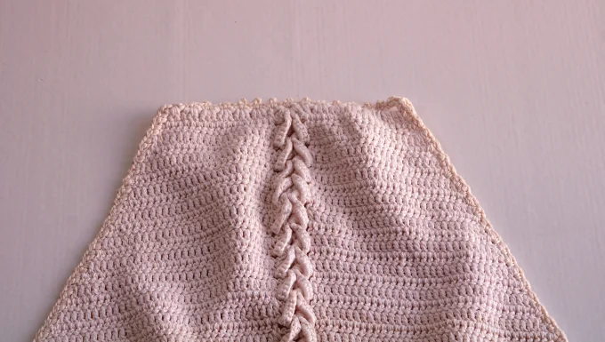 Top triangle tricoté écru, maille fine dos nu à nouer