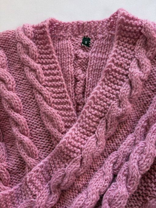 Ensemble jupe + pull torsadée rose poudré, maille raffinée