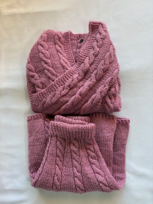 Ensemble jupe + pull torsadée rose poudré, maille raffinée