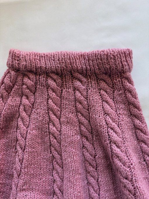 Ensemble jupe + pull torsadée rose poudré, maille raffinée