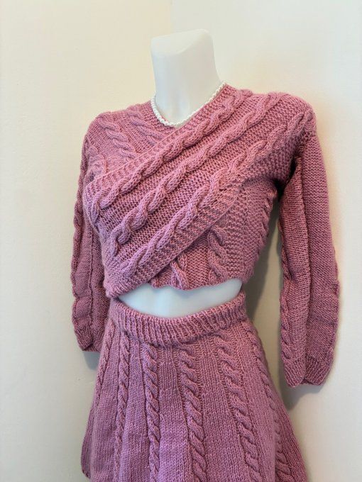 Ensemble jupe + pull torsadée rose poudré, maille raffinée