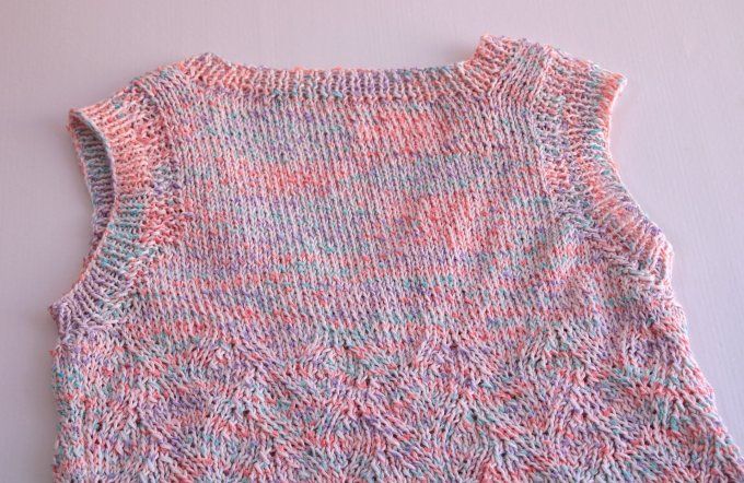 Débardeur maille pastel chinée, col V et coupe droite