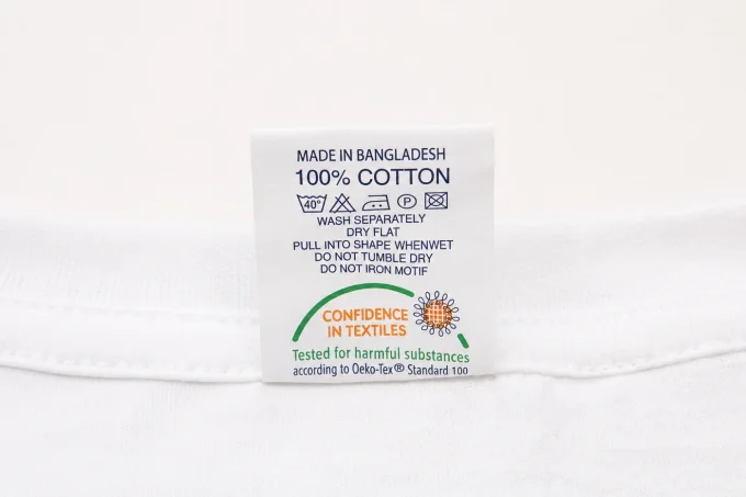 Étiquette du t-shirt Very Ouest : 100 % coton et entretien à 40 °C