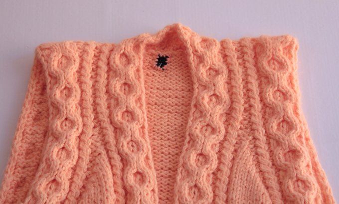 Débardeur tricot sans manches col V torsadé abricot