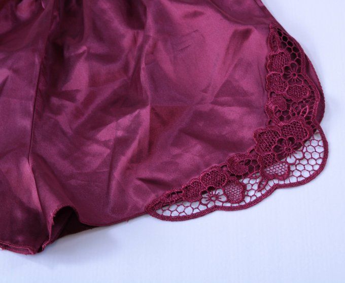 Short de nuit satiné bordeaux à dentelle C&City S