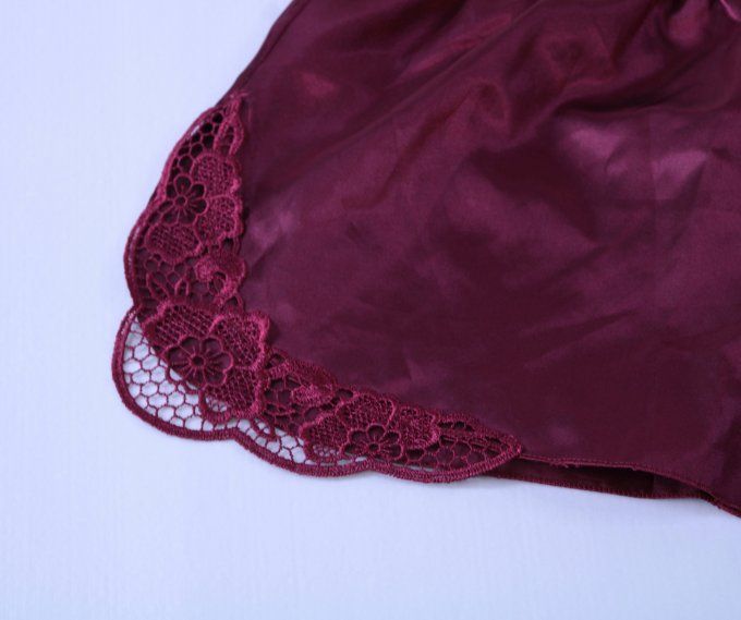 Short de nuit satiné bordeaux à dentelle C&City S