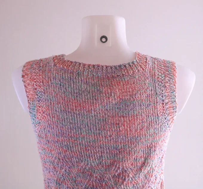 Débardeur maille pastel chinée, col V et coupe droite