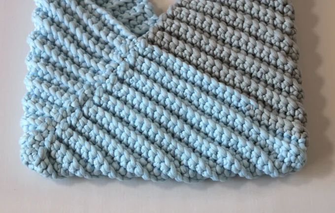 Sac porté épaule en crochet bleu pastel et gris fait main