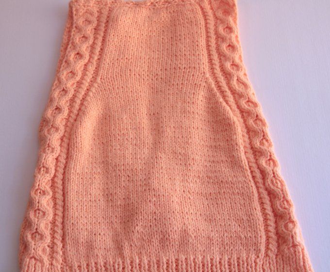 Débardeur tricot sans manches col V torsadé abricot