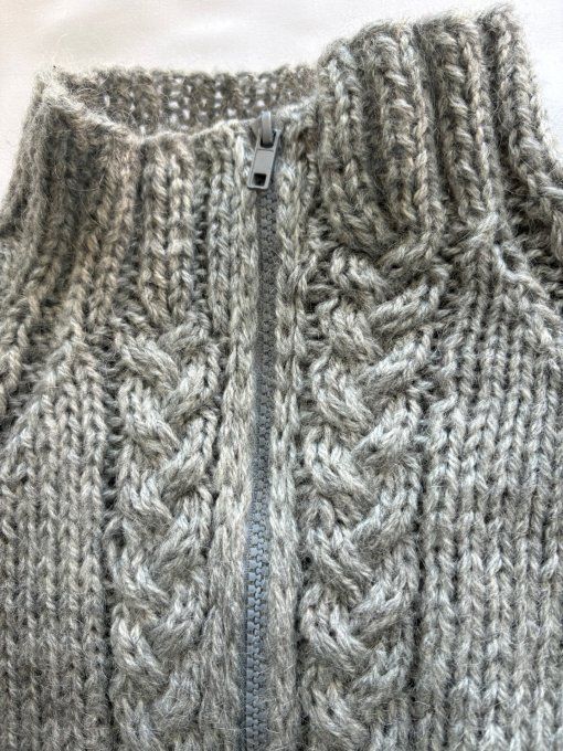 Gilet en maille grise fait main, zip central et col montant
